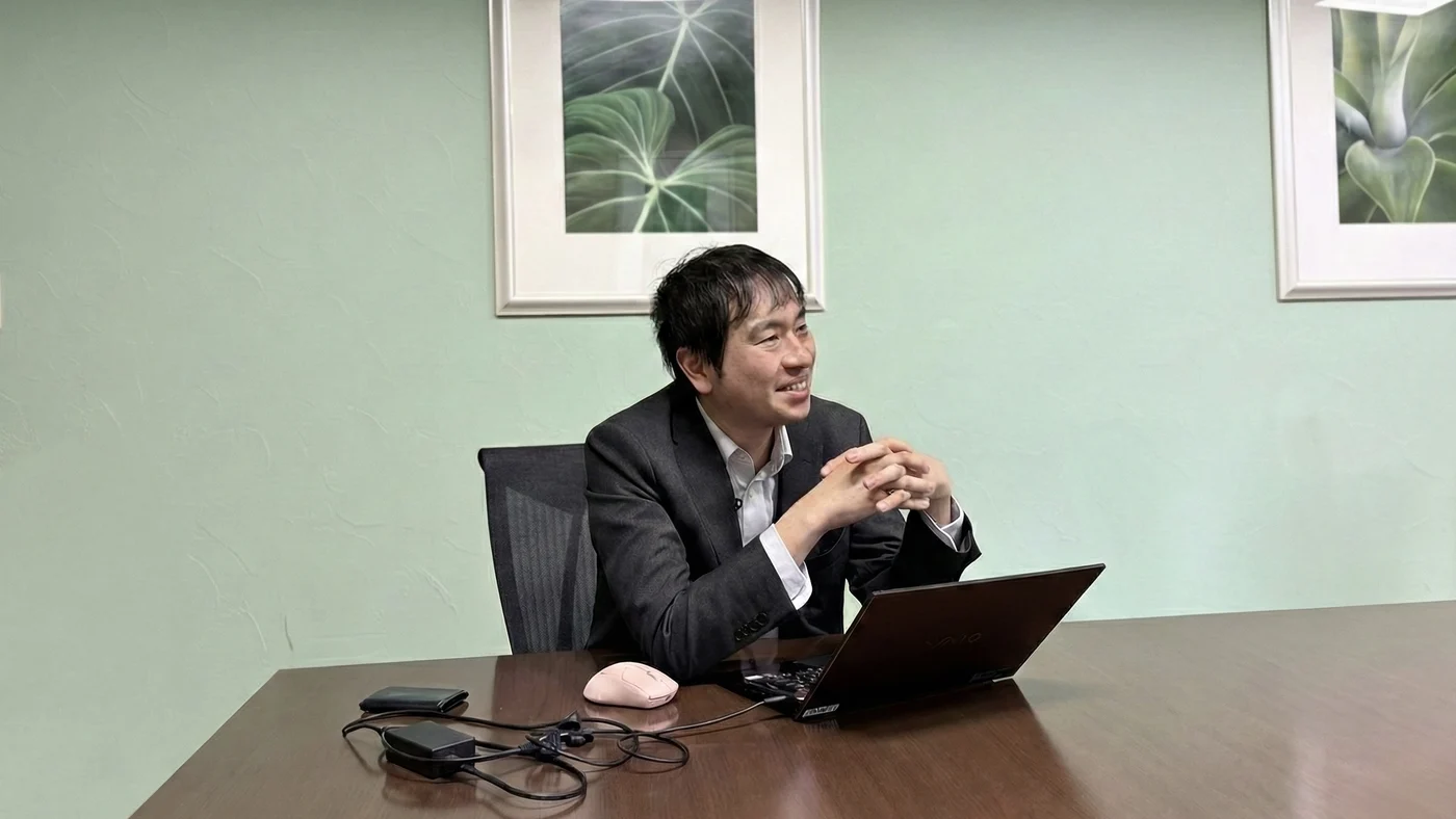 オンラインで取材に応じる細井悠貴氏