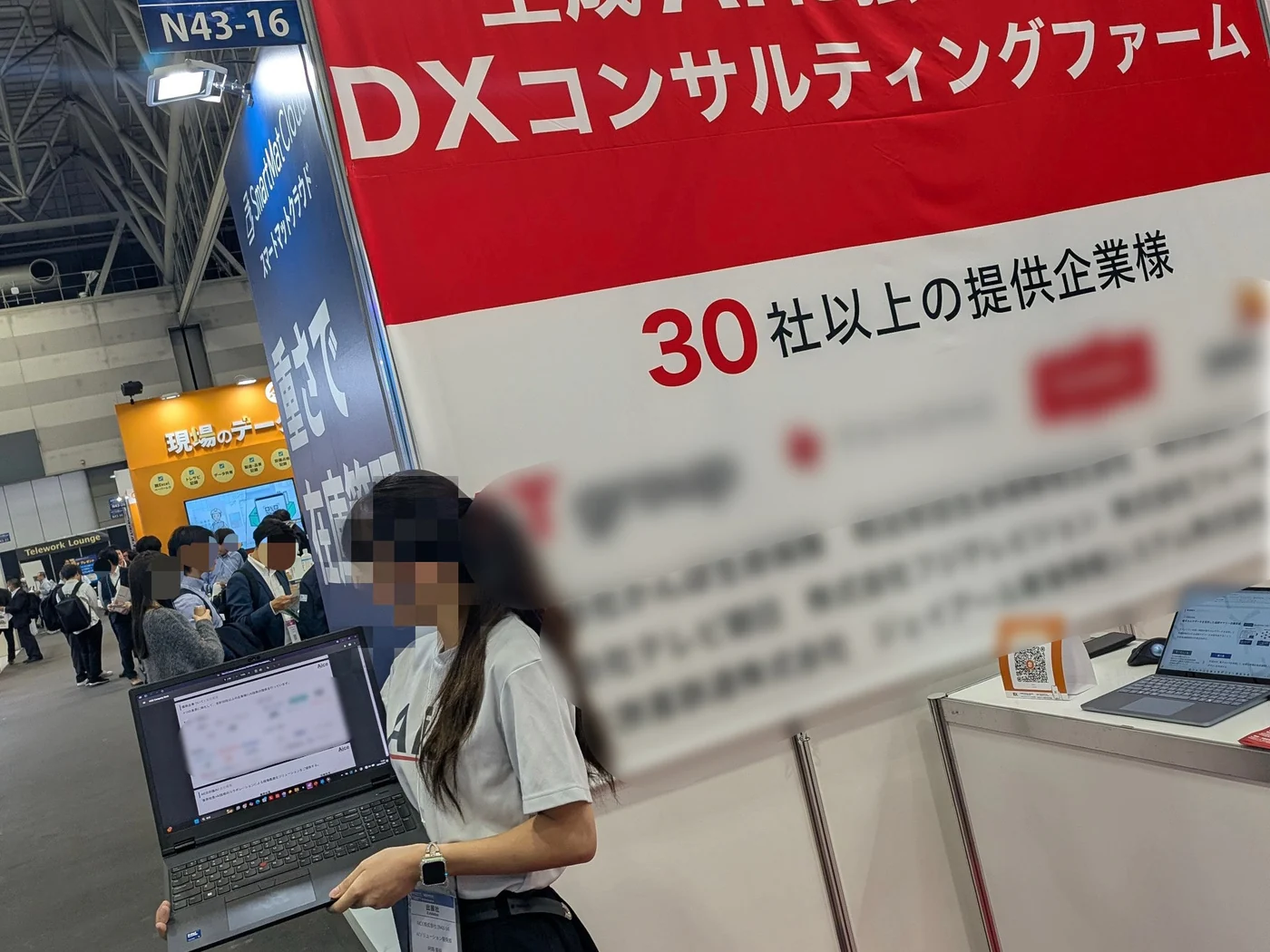 「業界特化型AIエージェント開発 DXコンサルティングファーム 30社以上の提供企業様」と掲げたブースパネルとデモの様子