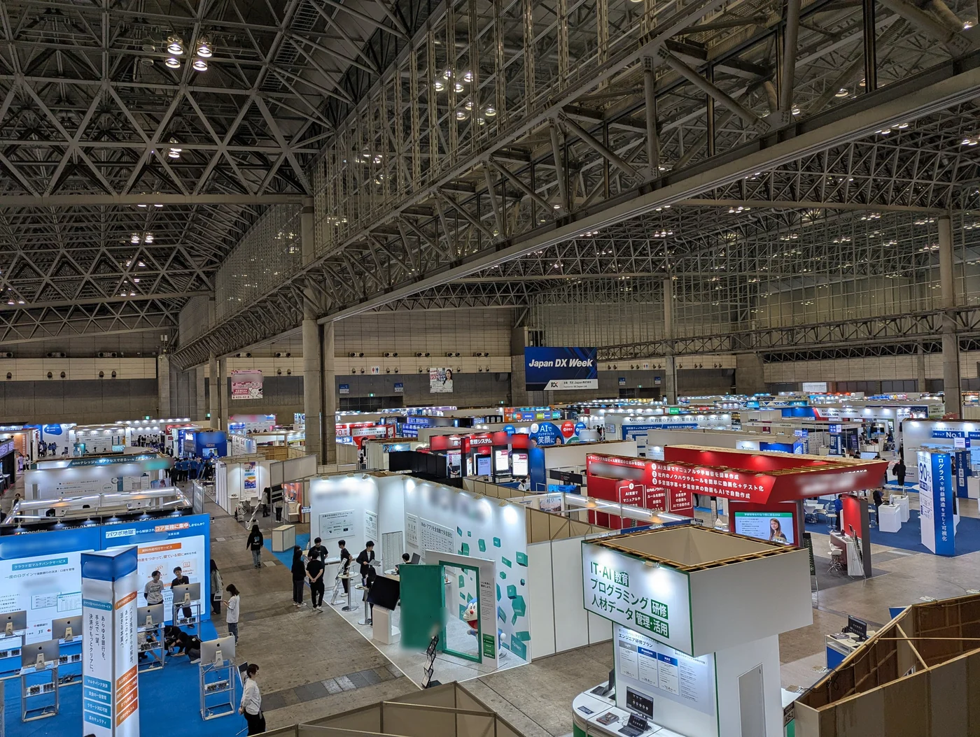 展示会場を上から見た様子。多数のブースが並ぶ